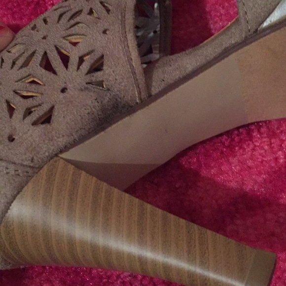 Laser cut detail taupe peep toe sandals - Picture 8 of 8